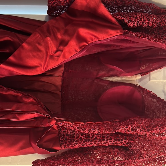 Formal burgundy dress, never worn - Picture 4 of 5